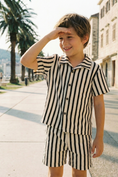 Gallery viewerに画像を読み込む, Boys Black And White Striped Shirt 2-piece Set
