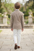 Cargar la imagen en la vista de la galería, Boys Brown Linen-Blend Blazer with White Trousers 2-Piece Suit

